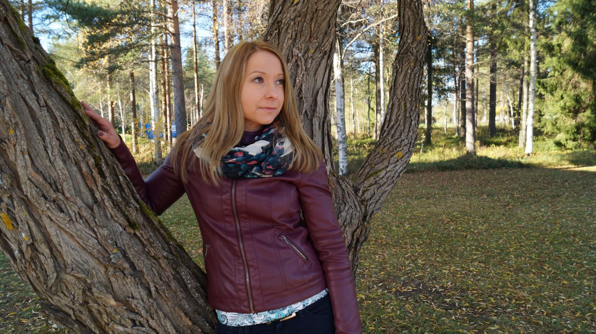 Oulun yliopiston tohtorikoulutettava Krista Wallenius tutkii kuulovikaisten lasten sosiaalista kielenkäyttöä.