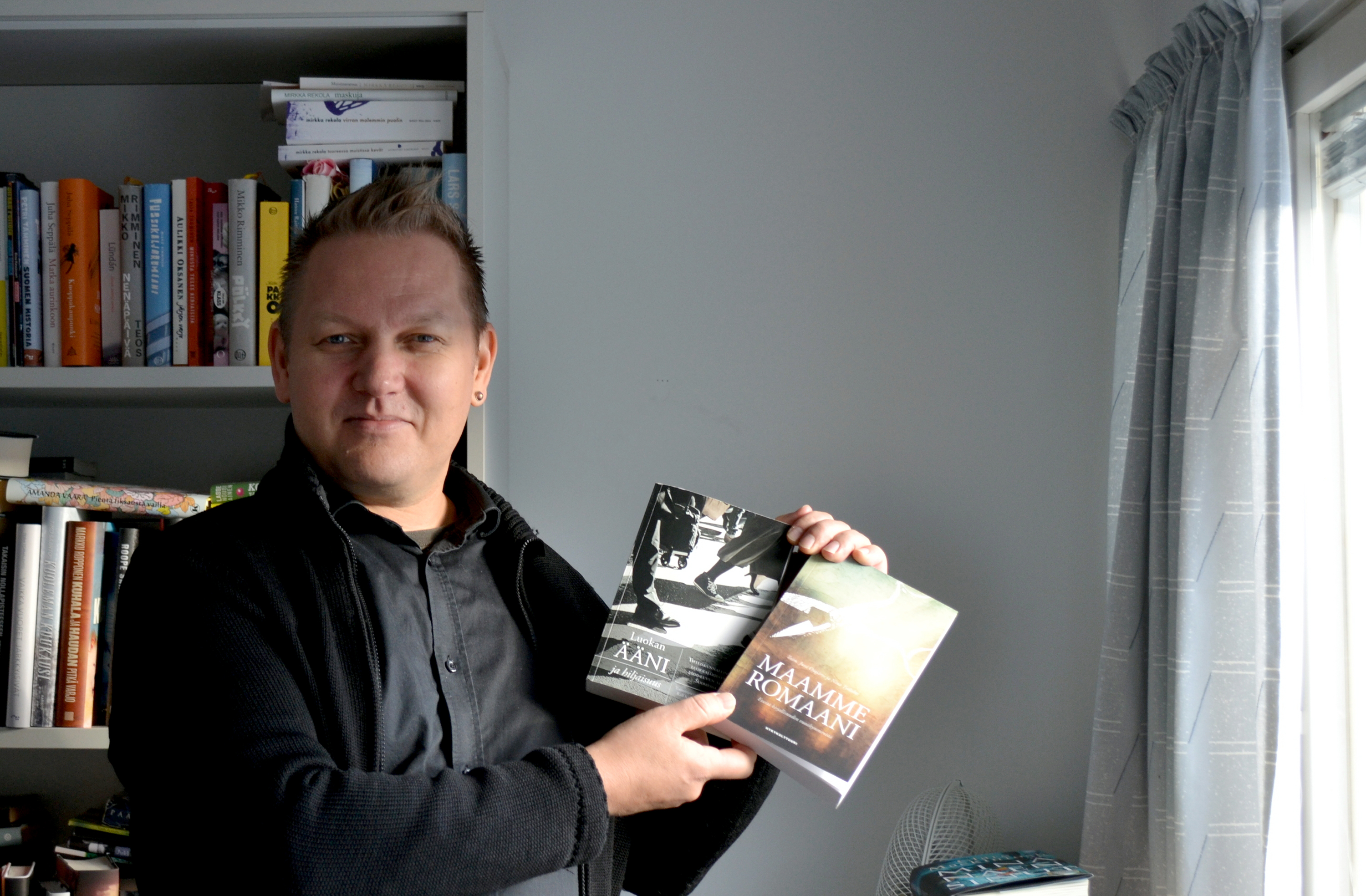 Oulun yliopiston kirjallisuuden oppiaine on aktiivisesti mukana tuoreissa alan teoksissa. Jussi Ojajärvi esittelee teoksia Maamme romaani ja Luokan ääni ja hiljaisuus.