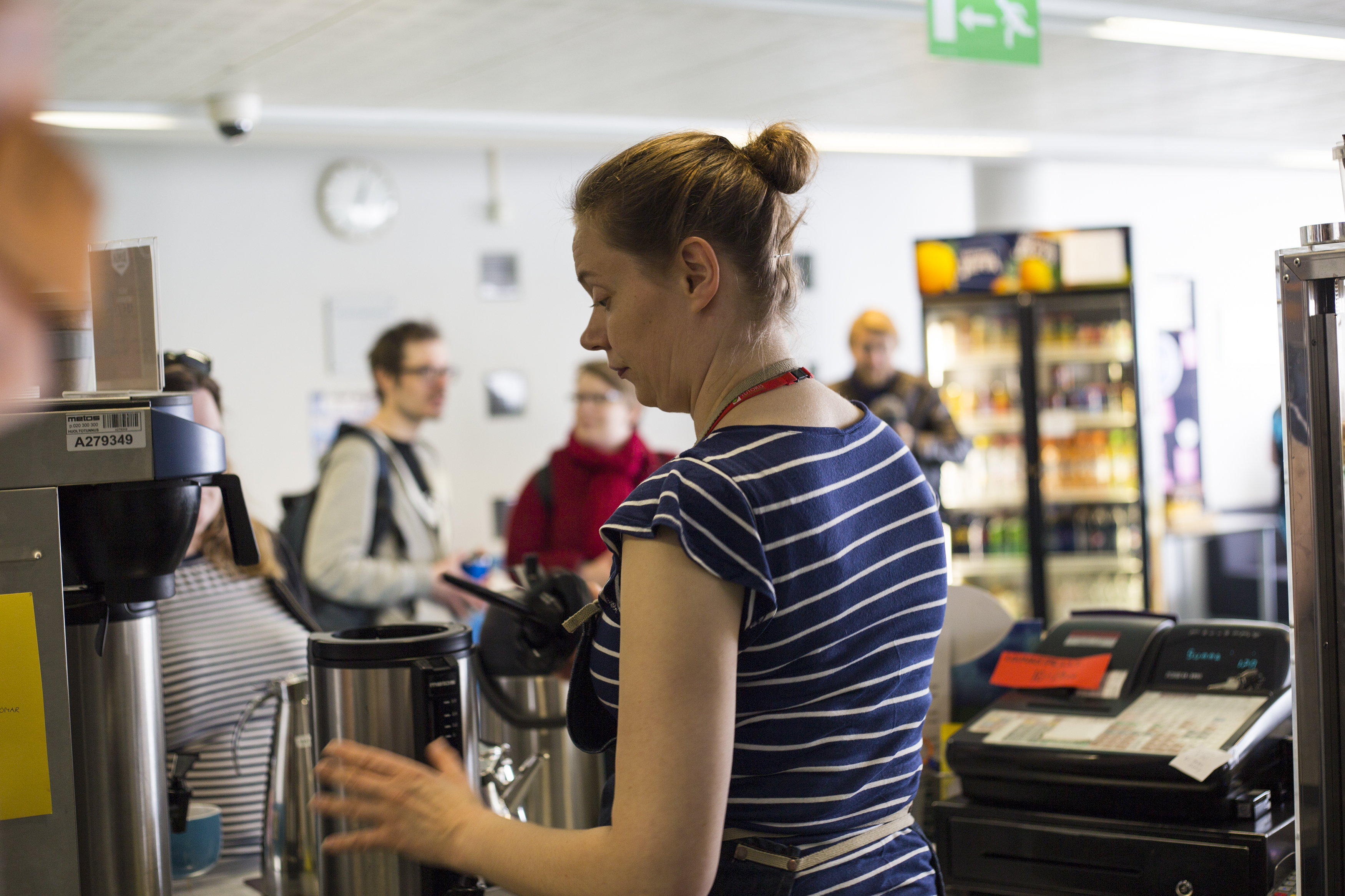 Humus-kuppila muuttaa nykyisistä tiloistaan Geokadulle. Syynä on Oulun ammattikorkeakoulun muutto: nyt humanistien ja kasvatustieteilijöiden käytössä olevat tilat siirtyvät yliopistolta Oamkin käyttöön. Vanhan Humuksen läksiäisiä vietettiin tiistaina 8.5. haikeissa, mutta toiveikkaissa tunnelmissa. Kuvassa Humuksen kahvilatyöntekijä Anne Paakkari.