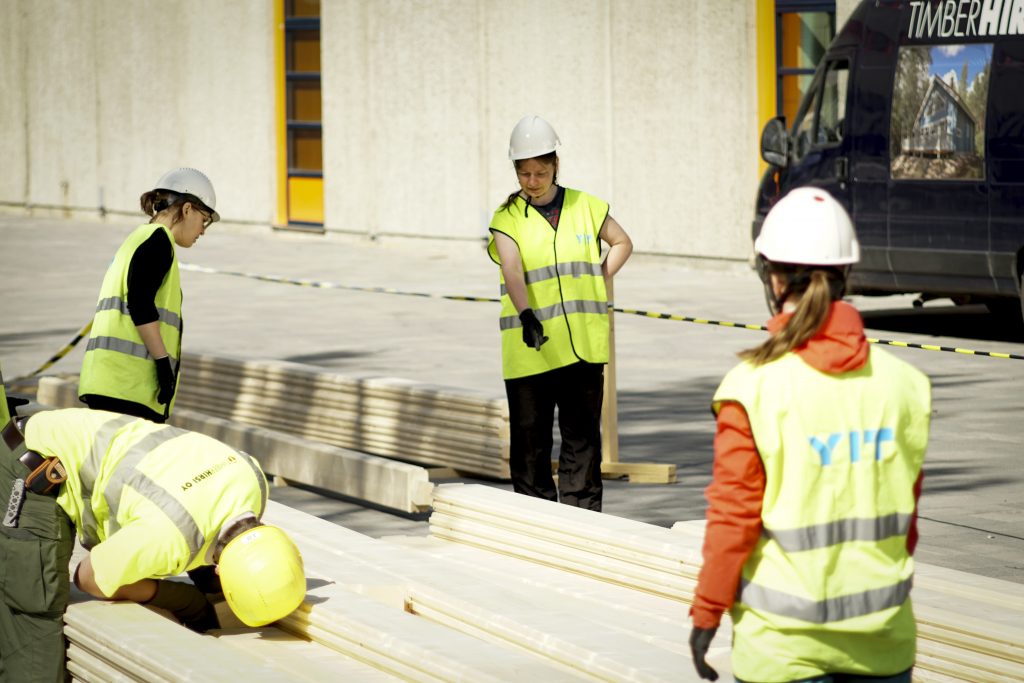 Rakennusarkkitehtuurin opiskelija Eeva Tolonen valitsee seuraavan hirren.