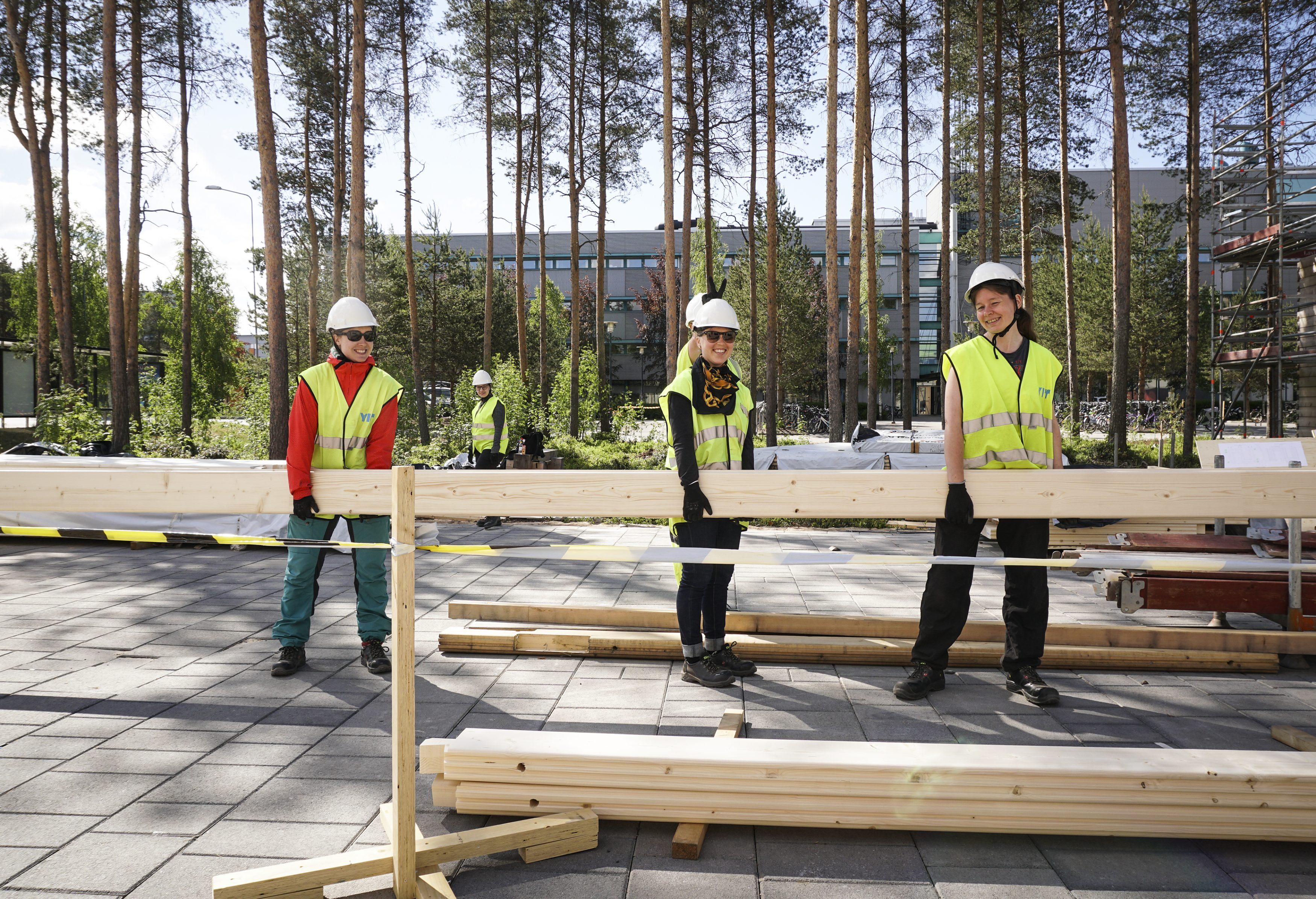 Opiskelijat Anna Haapanen (vas.), Iida-Maria Kari ja Eeva Tolonen tarttuvat hirteen.