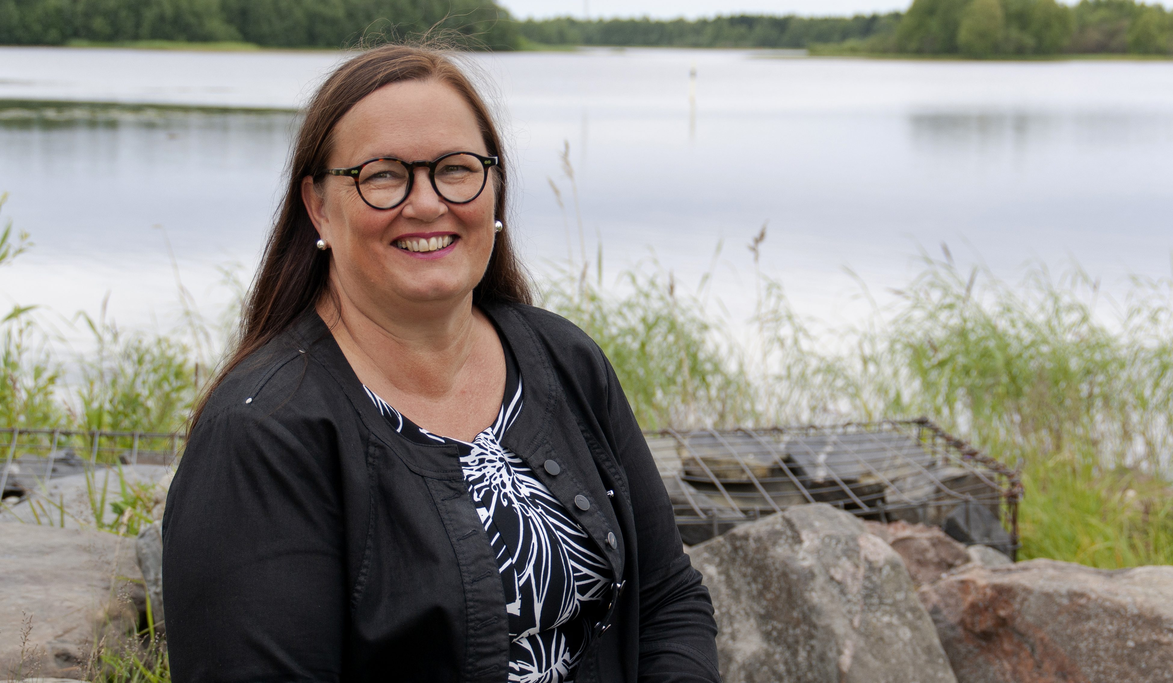 Oulun ammattikorkeakoulun viestintäjohtaja Anne-Maria Haapala asuu Hailuodossa, joten hän viettää osan työmatkastaan merellä.