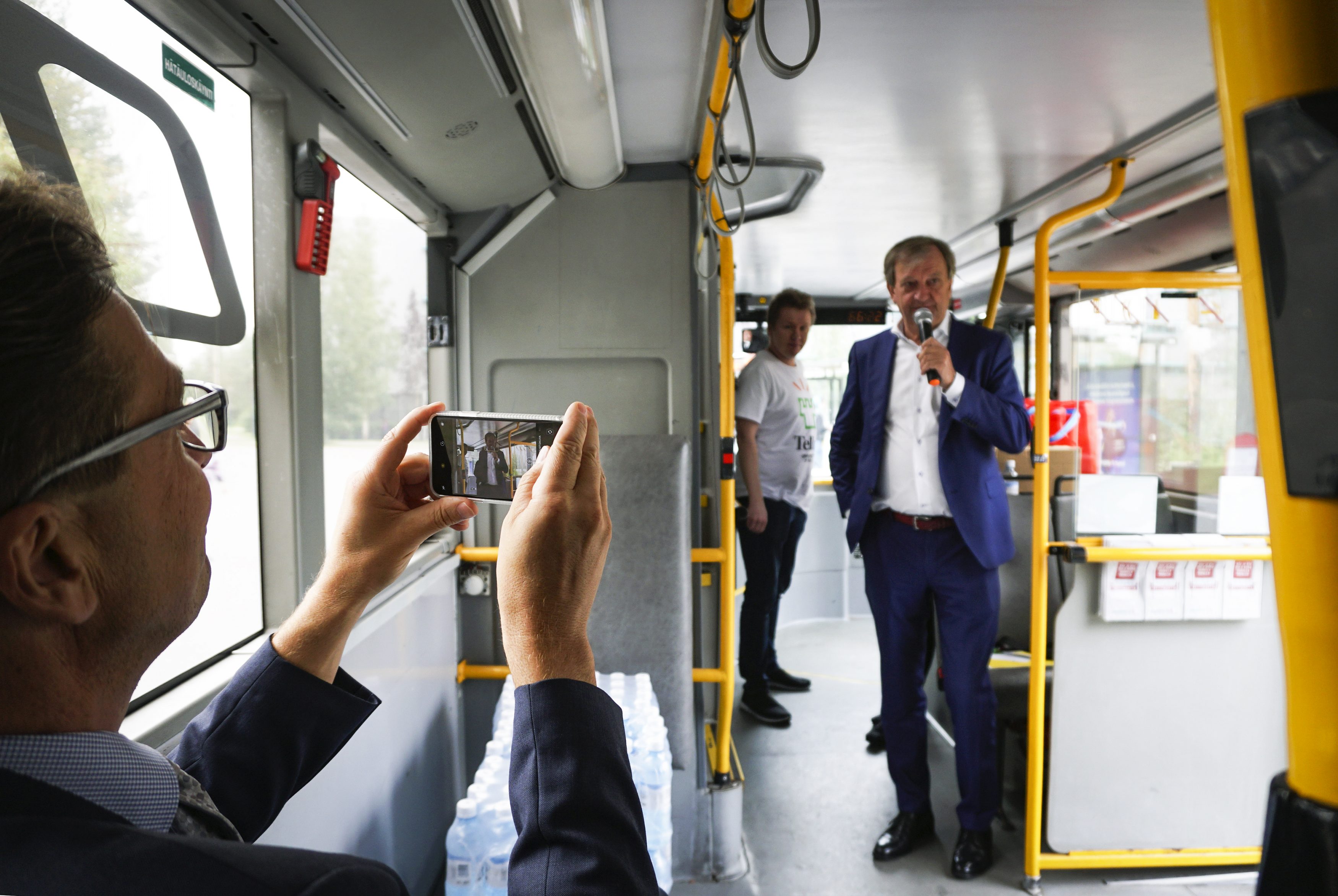 Bussillinen positiivista pöhinää – BizBus kiersi Oulun yliopiston ja keskustan väliä täynnä yrittäjiä ja yrittäjyydestä kiinnostuneita
