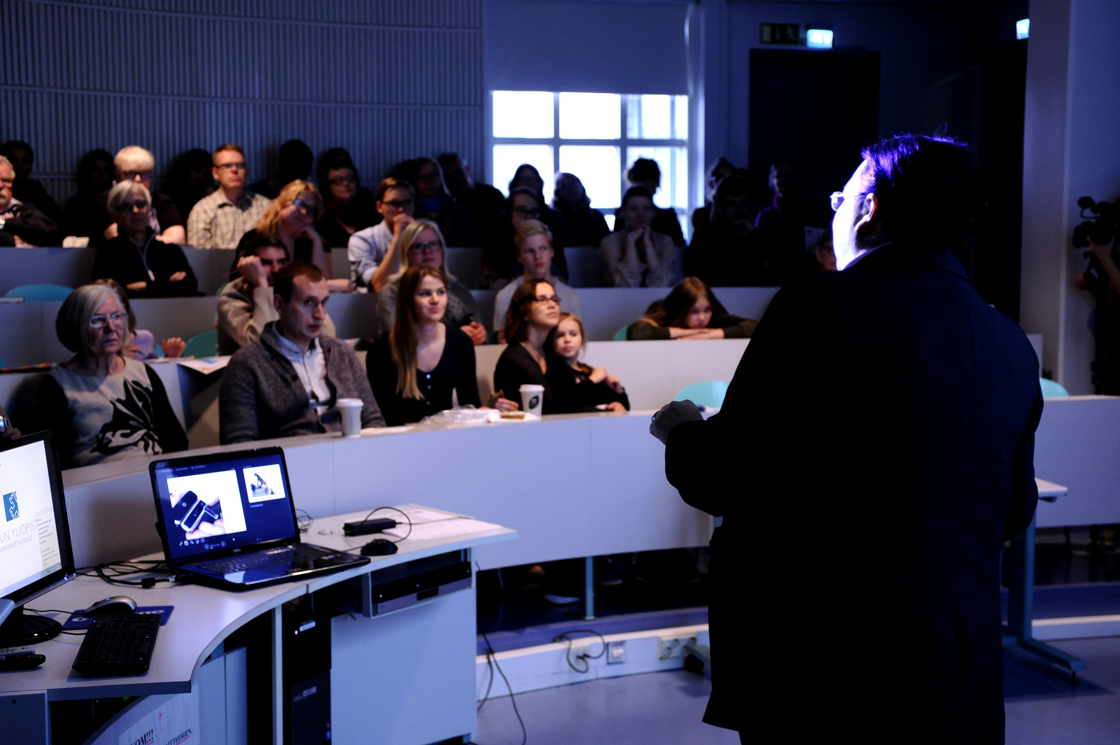 Tutkijoiden yö järjestetään Oulussa nyt kolmatta kertaa. Kuvassa vuoden 2016 Tutkijoiden yössä yliopisto-opettaja Piiastiina Tikka luennoi tutkijoiden Pecha Kuchassa. Kuva: Juha Sarkkinen.