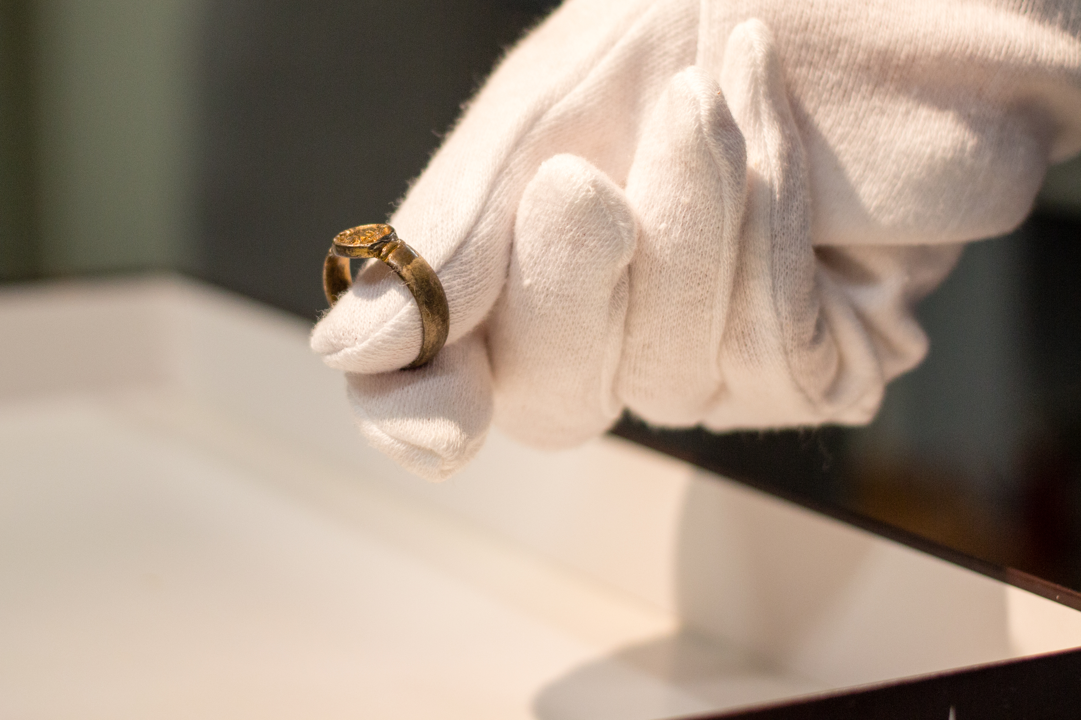 1300-luvulta peräisin olevassa hopeasormuksessa on voittoisan kristuksen symboli. Sormus on mitä ilmeisimmin kuulunut papille.