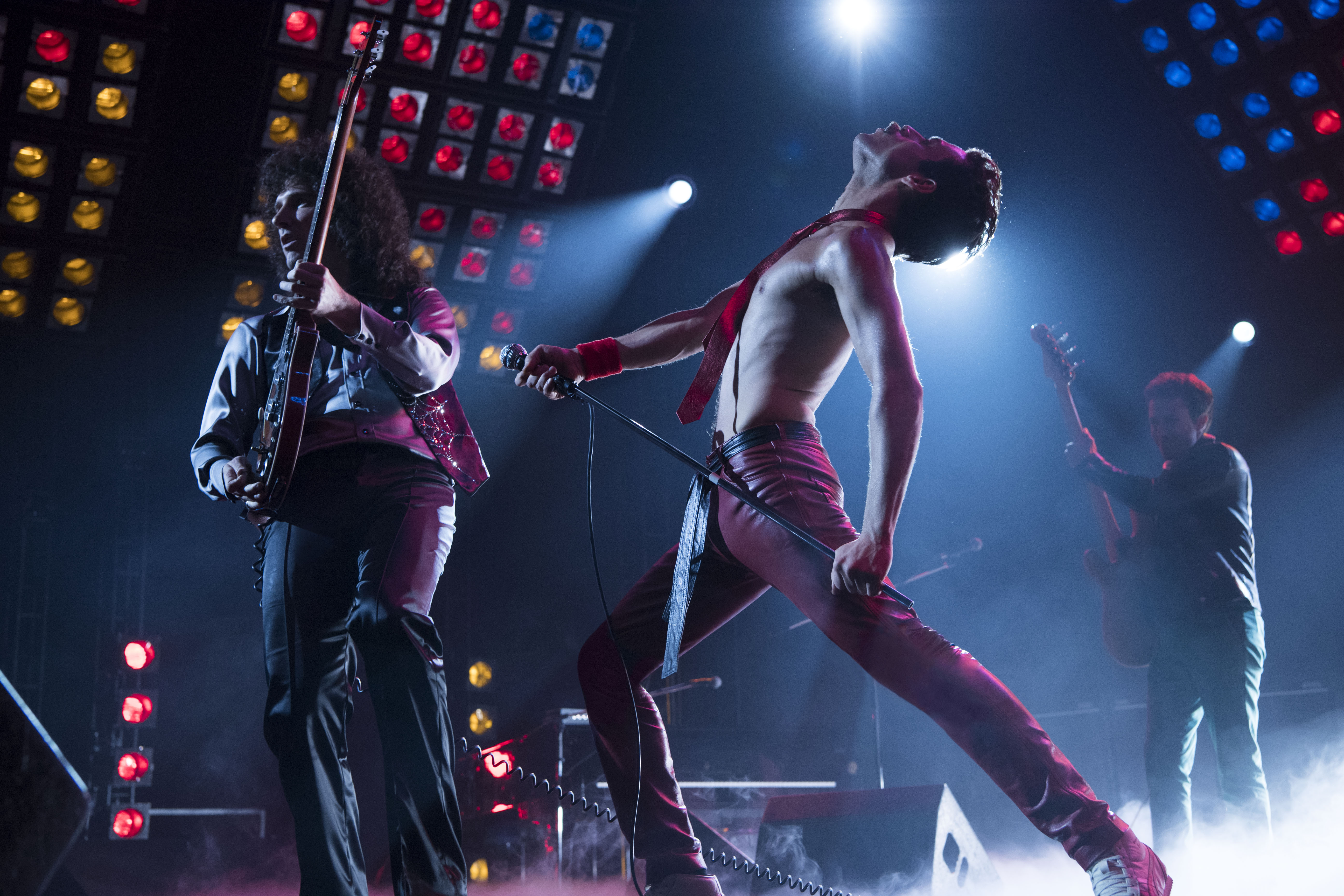Queen-yhtyeen Freddie Mercury (Rami Malek ) ja Brian May (Gwilym Lee) rokkailevat Bohemian Rhapsody -elokuvassa keikkalavalla. Kuva: Alex Bailey.