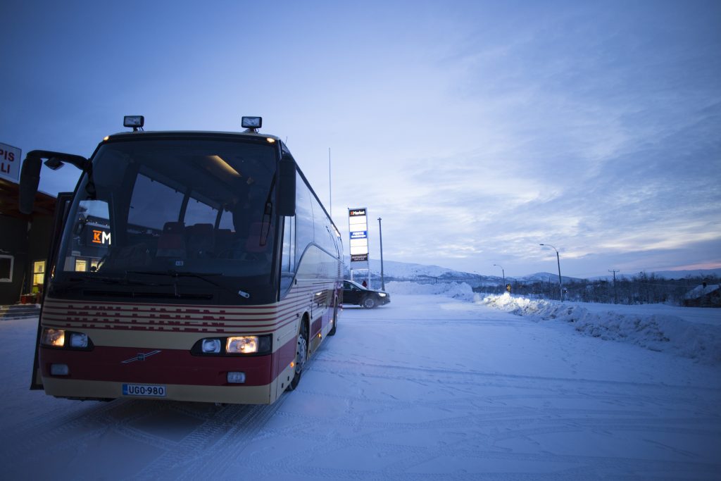 Tromssan filmifestivaalin bussi odottaa matkustajia Kilpisjärvellä.