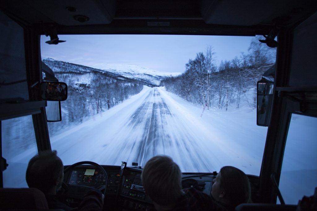 Festaribussin ikkunasta näkyvä maisema on hyinen. 