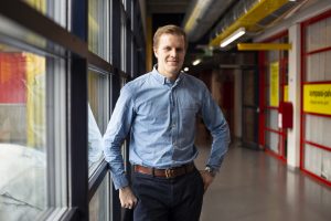 Tutkijatohtori Lauri Holappa on omassa tutkimuksessaan selvittänyt pitkäaikaisia, kymmenien–satojen vuosien vaihteluita auringon aktiivisuudessa.