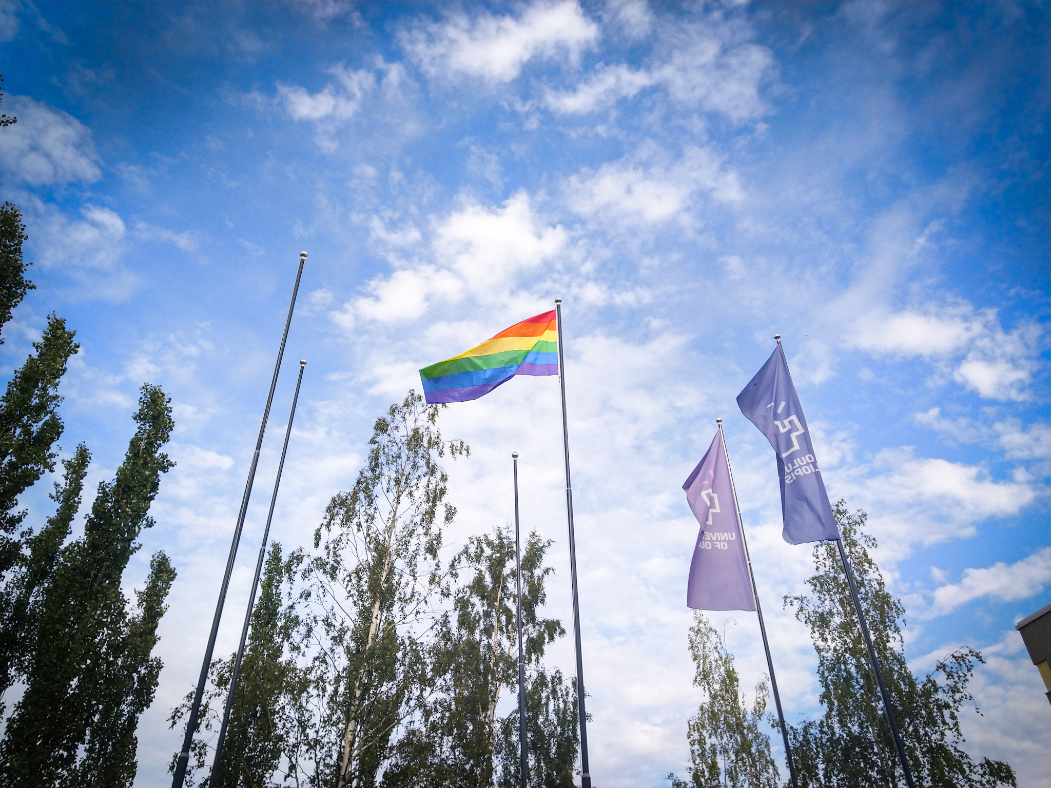 Oulu Pride näkyy myös yliopistolla liputuksin. Tämä kuva on Linnanmaan kampuksen R-oven edestä.