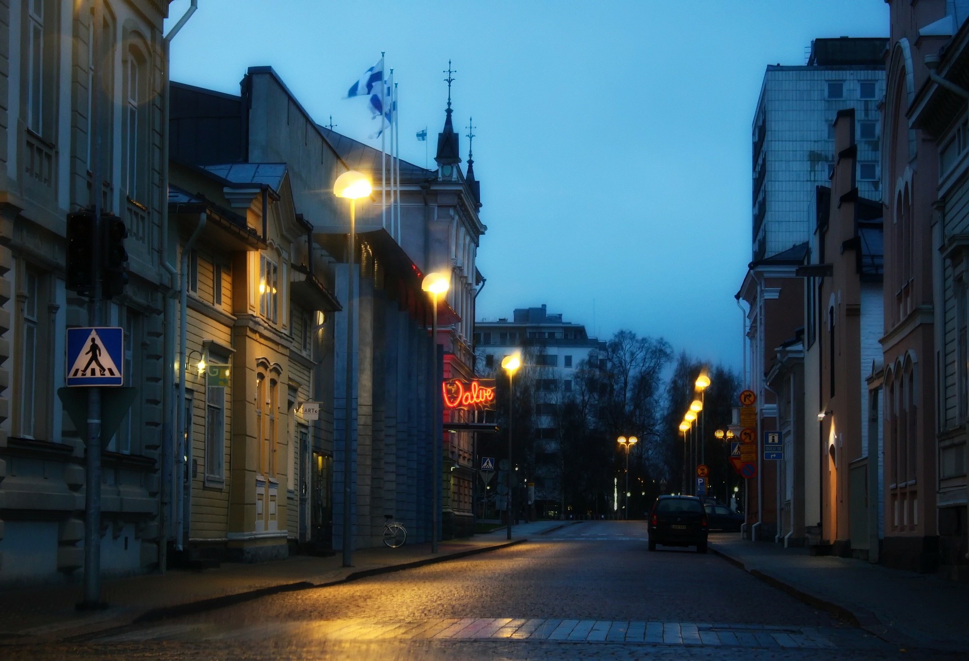 Näin hiljainen oli Oulu sinä hetkenä, kun kuvituskuvan ottaja oli liikkeellä. Torstaina 15.8. tilanne lienee toinen. Kuva: David Mark/Pixabay.