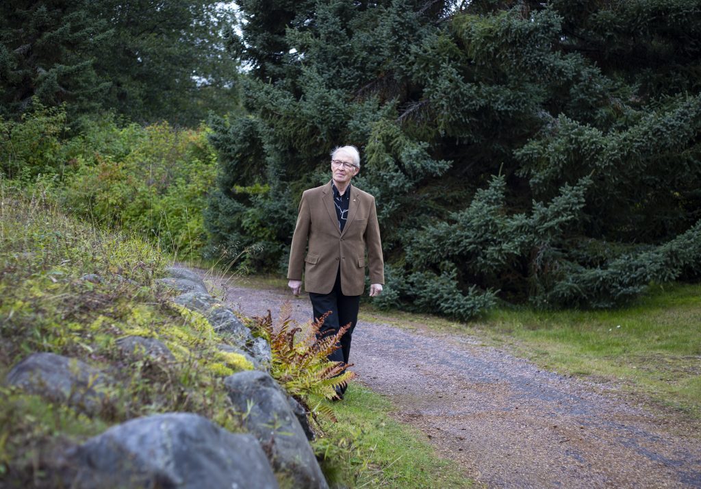 Matti Kauppi retired from his job as an assistant professor in 2000. The University of Oulu provided him with everything: wife, degree, job, most of his friends and acquaintances, direction for his life. 