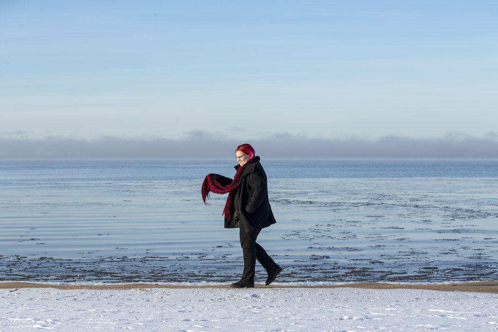 Jo ensimmäinen opiskeluvuosi Helsingin yliopistossa vakuutti Ella Peltosen siitä, että hän on oikealla polulla. “Taide on hyvä harrastus, mutta en päätynyt sitä työkseni tekemään. Jotain yhteneväistä sillä on silti tutkimuksen kanssa – pitkiä päiviä ja luovaa työtä.”