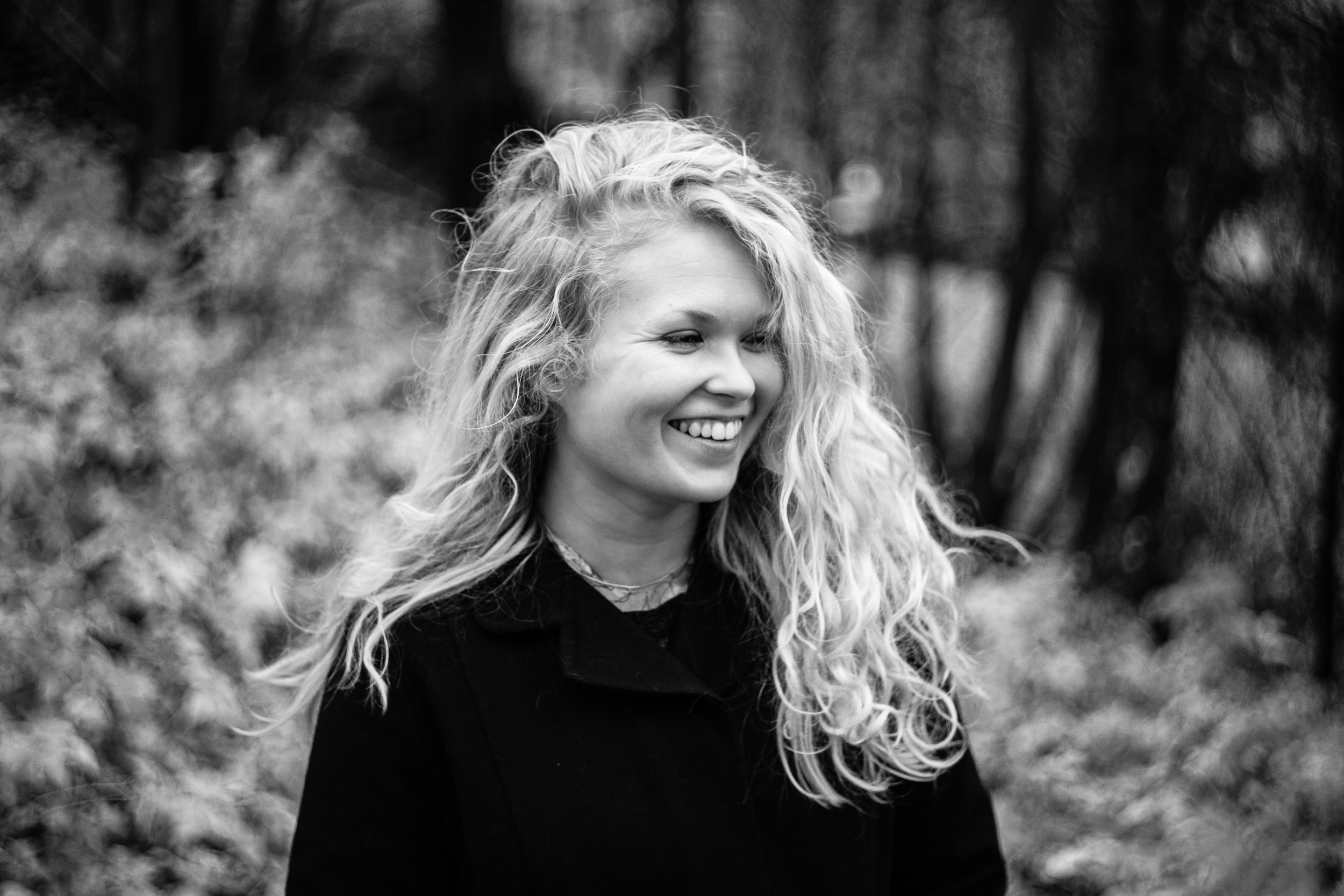 Laura Moisio pohtii uudella levyllään ihmisen kokemusta ja roolia muuttuvan luonnon äärellä. Kuva: Miikka Varila.