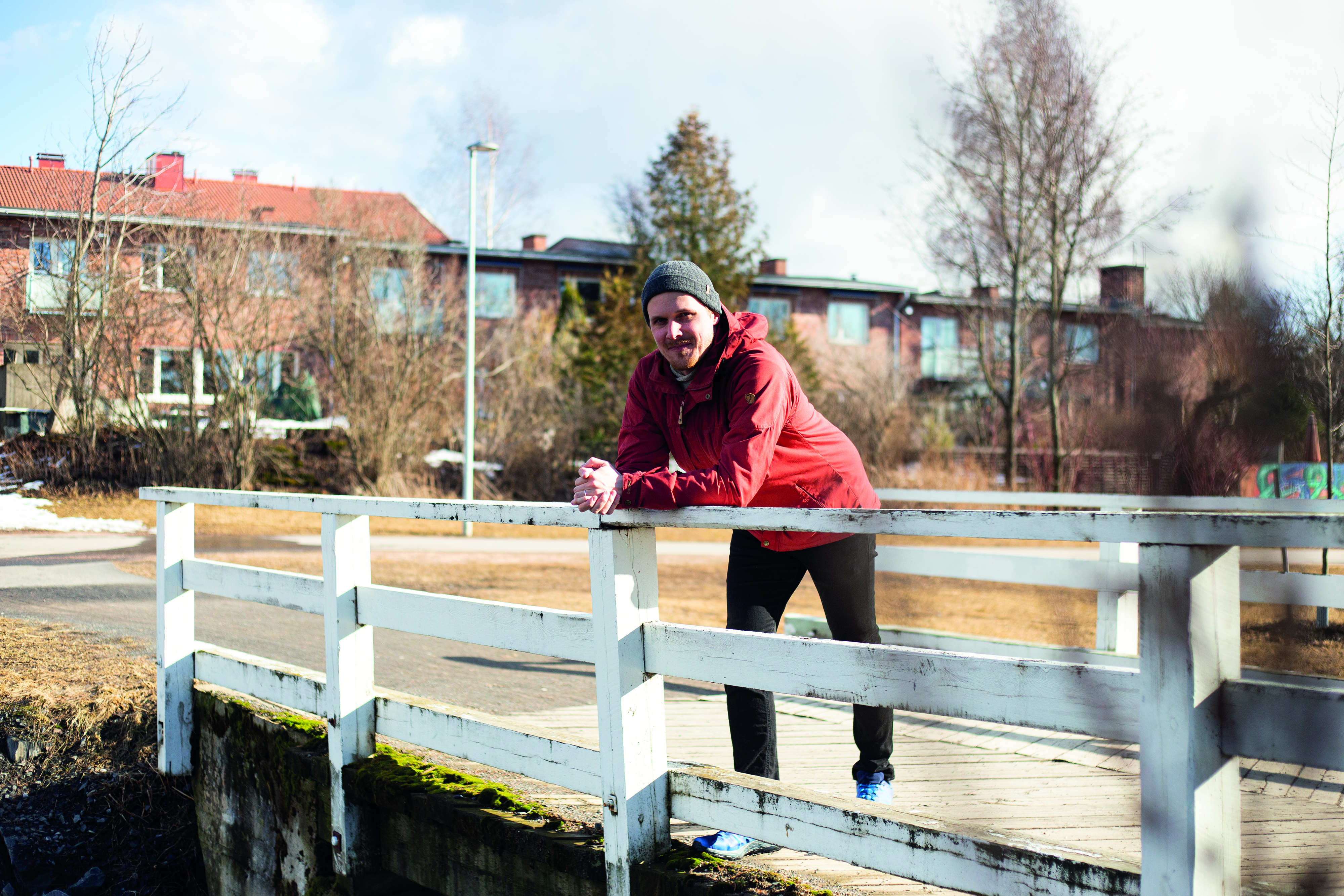 Kuvassa on maantieteilijä Olli Karjalainen kuvattuna Sonnisaaren sillalla.