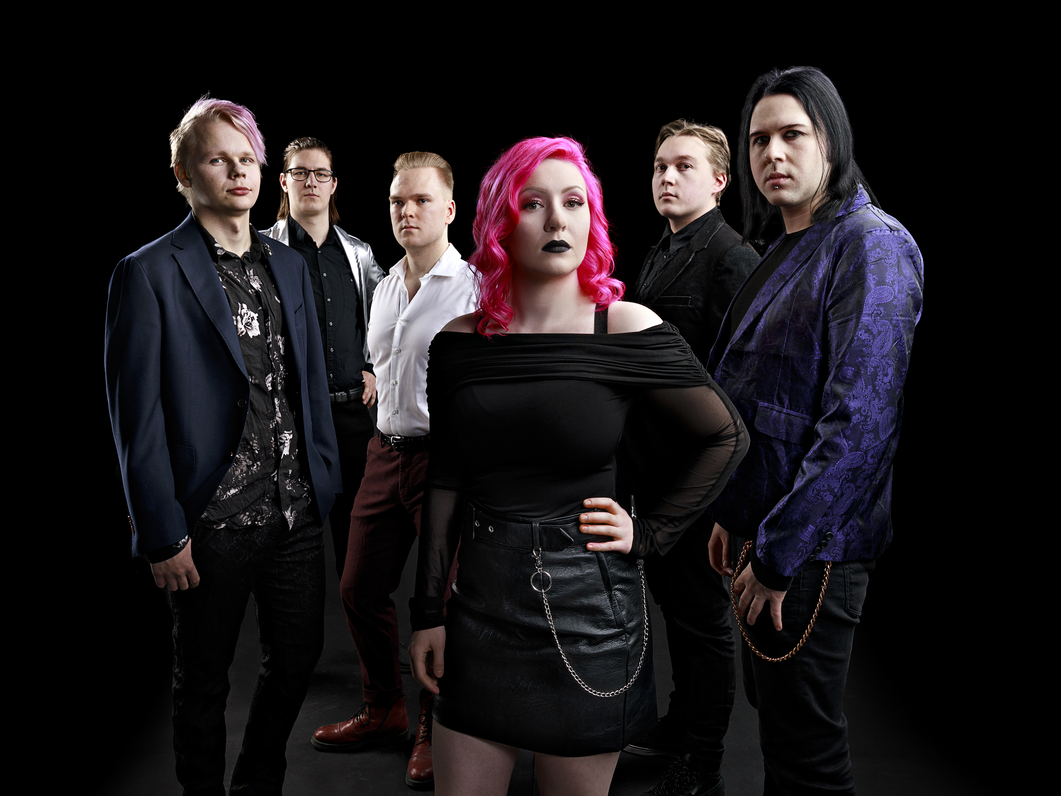 Kuvassa on kuvattu mustaa taustaa vasten kuusihenkinen yhtye Sirakh.