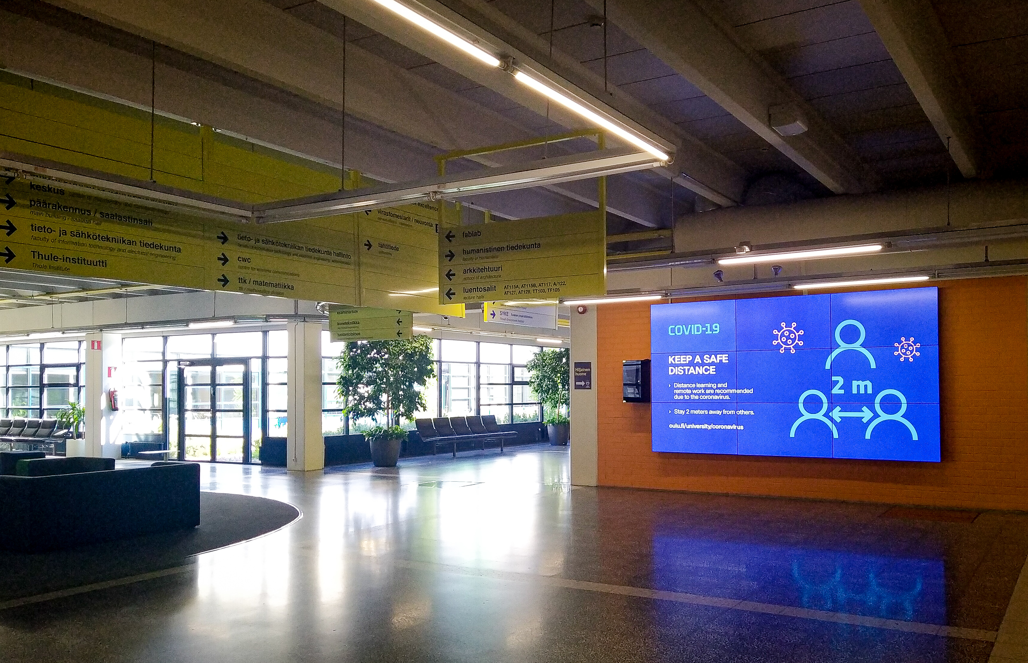 Picture shows an empty central lobby in Linnanmaa campus.