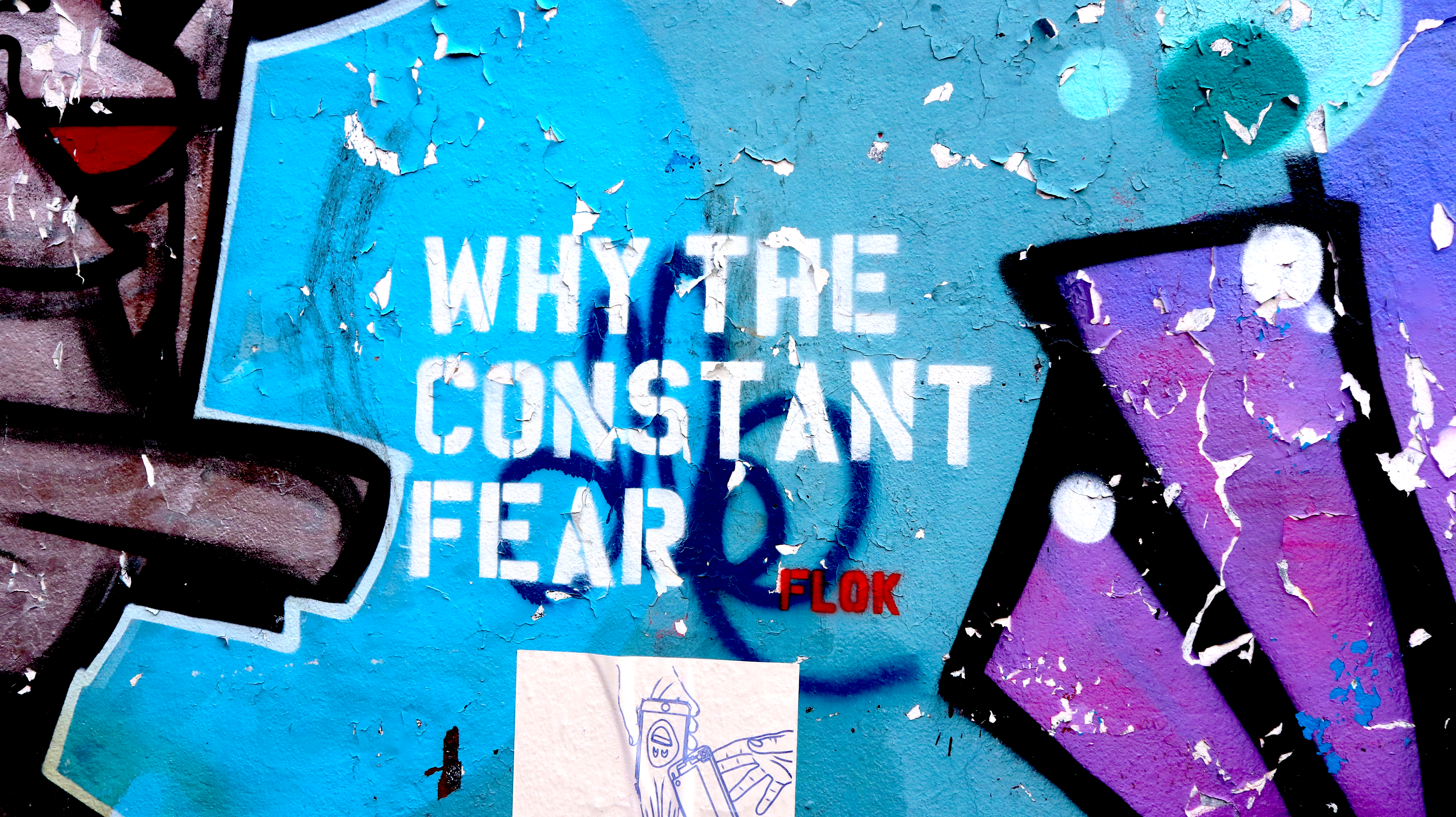 Kuvituskuva graffitista, jossa lukee kysymys "Why the constant fear"?