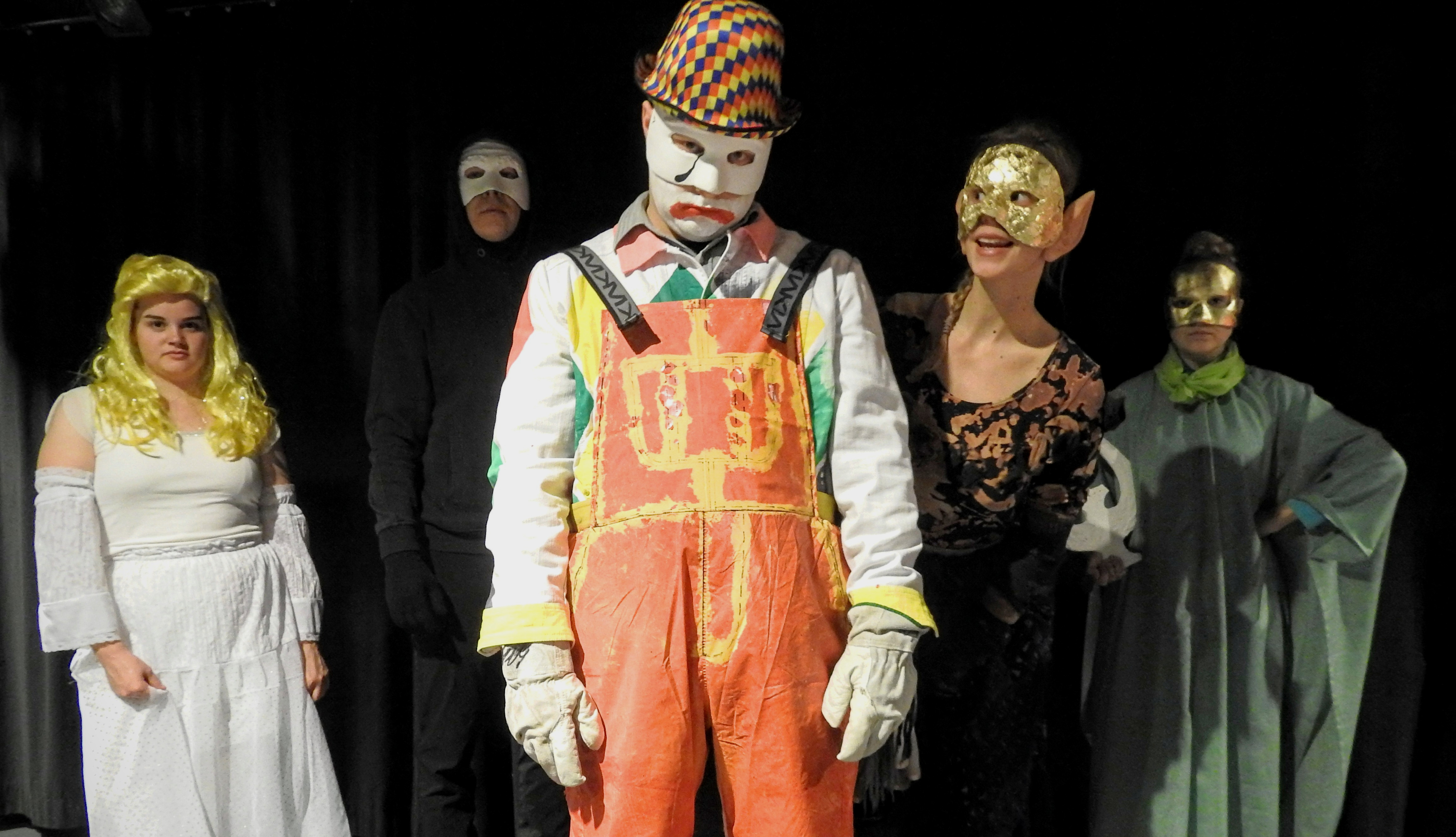 Oulun Ylioppilasteatterin näytelmä Narri on raskas, mutta uskaltavalla tavalla voimakas kokemus