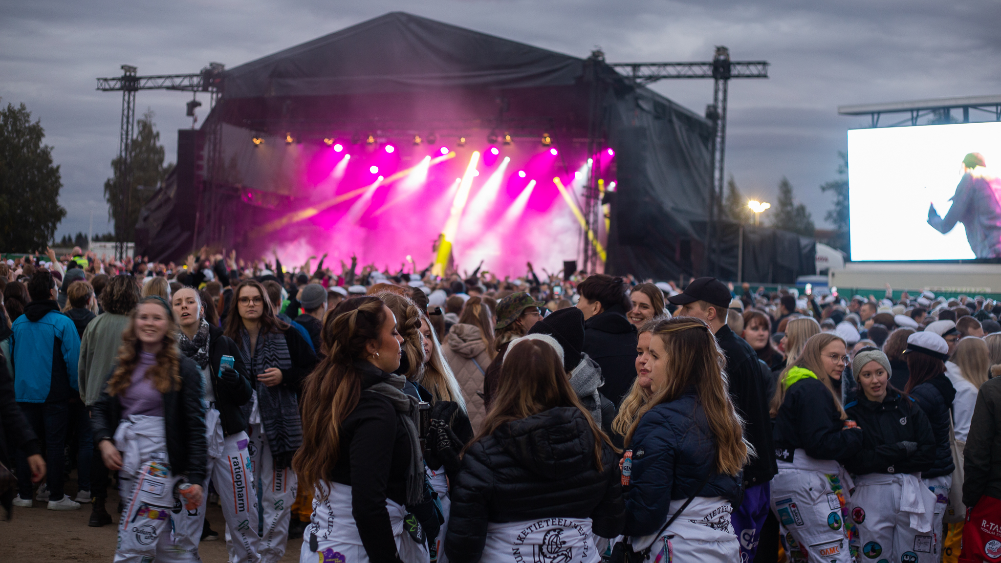 Loppuunmyyty Hurmos-festivaali täytti Kuusisaaren opiskelijoilla – katso perjantain kuvagalleria tästä