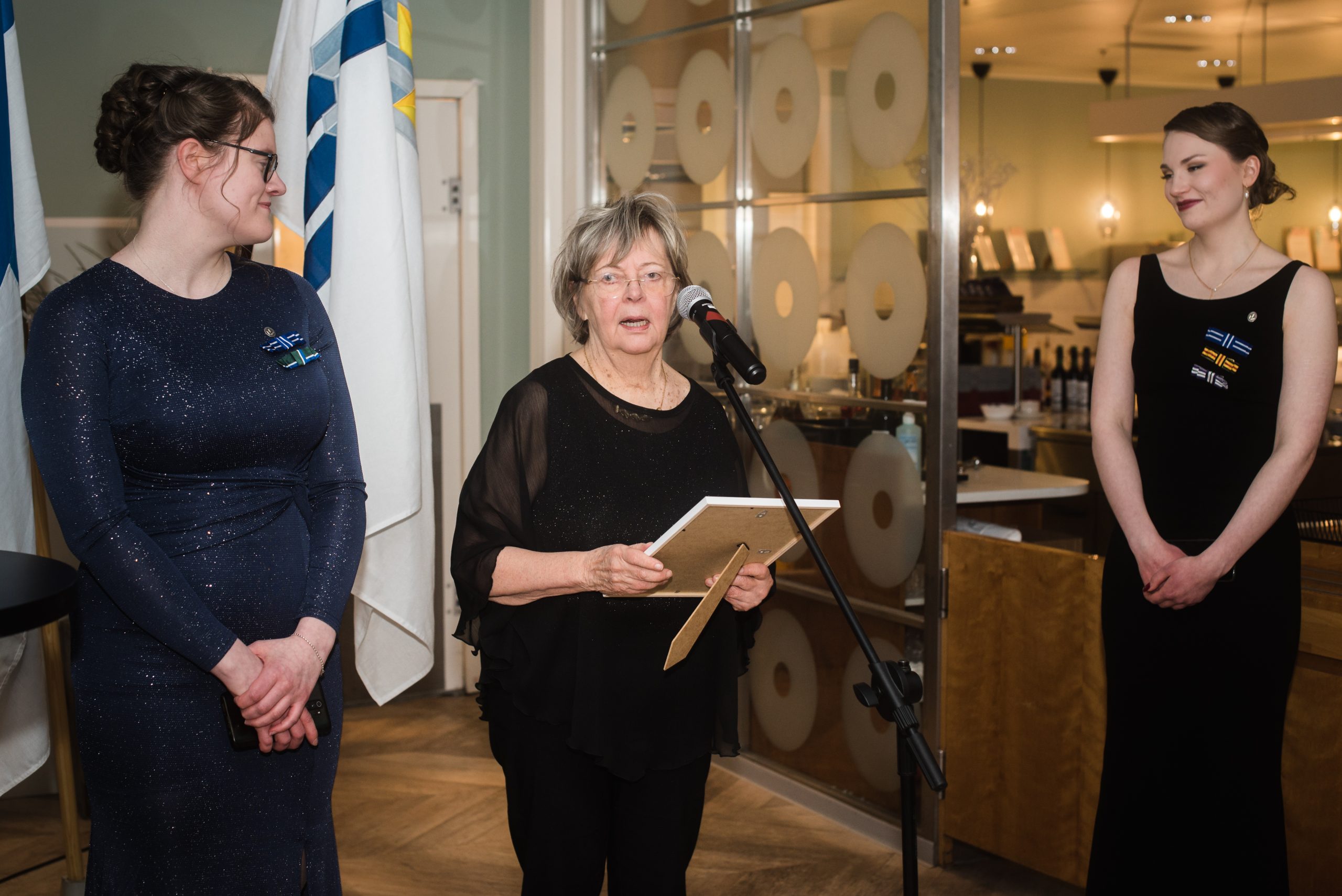 Ministeri Liisa Jaakonsaari kutsuttiin Oulun yliopiston ylioppilaskunnan kunniajäseneksi