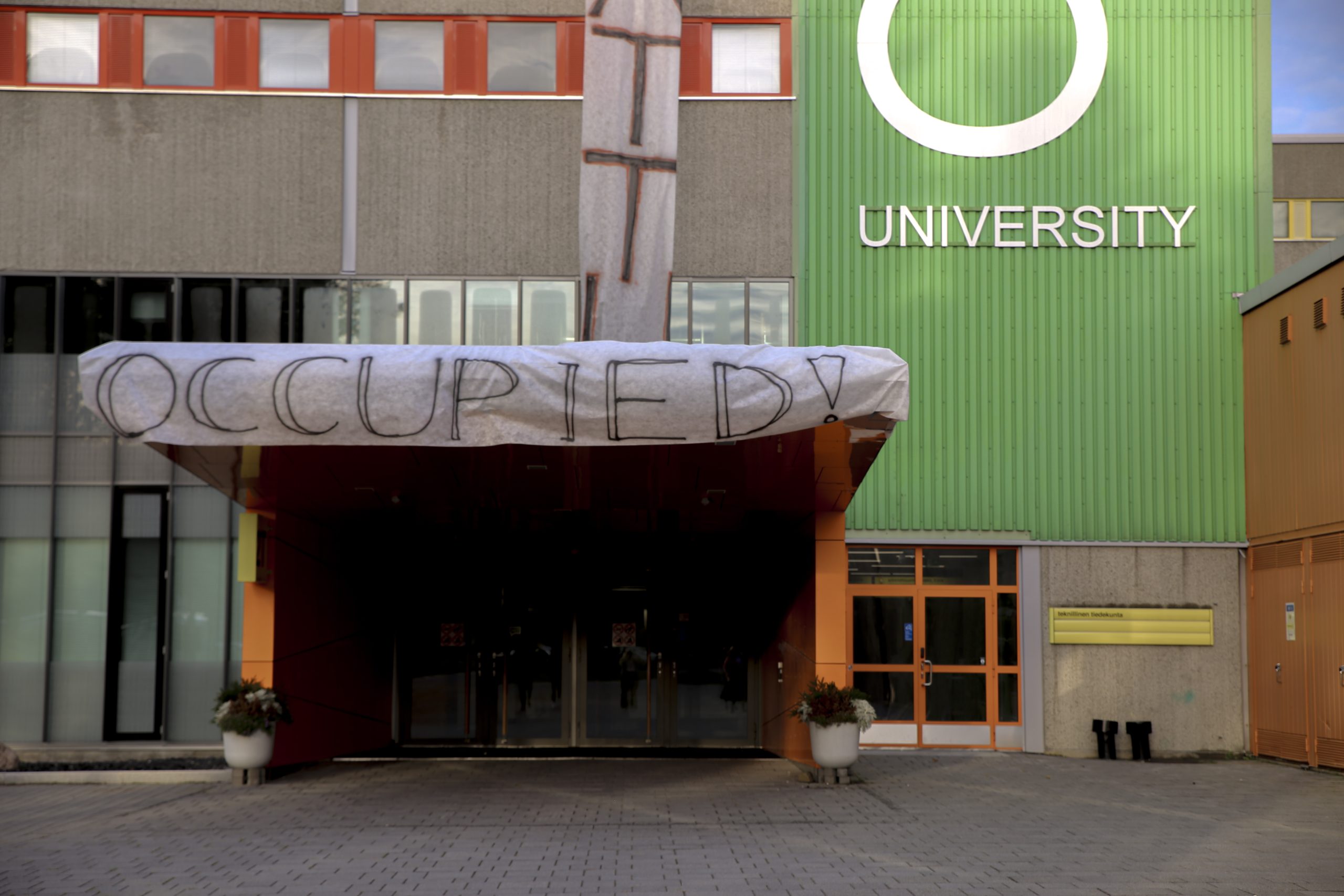 “VALLATTU” – opiskelijat osoittavat Oulussa mieltä asettumalla taloksi Linnanmaan kampukselle