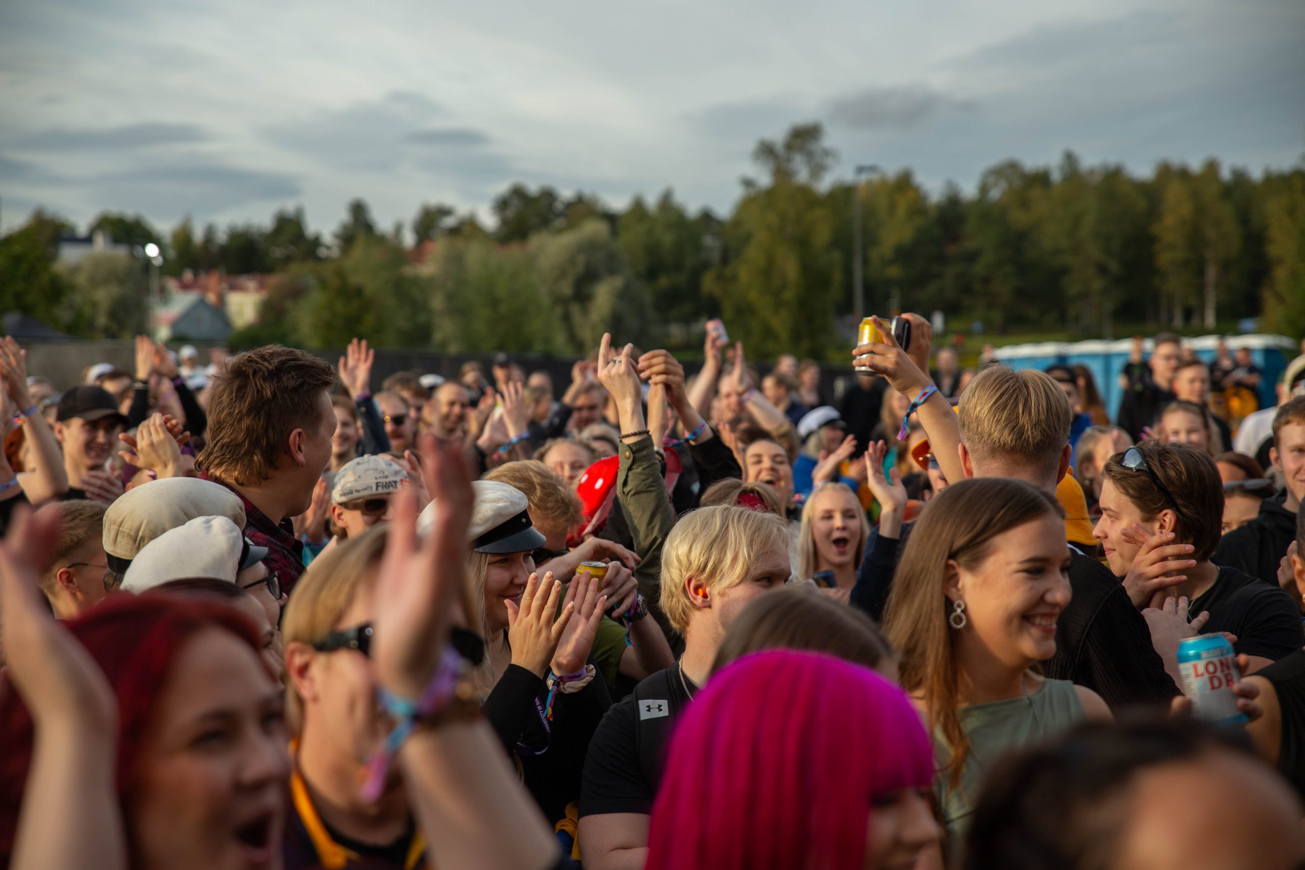 Hurmos-festivaali keräsi noin 7000 opiskelijaa lukuvuoden avajaisjuhliin – Eturivin artistit ja kaverit saivat haalariväen liikkumaan 